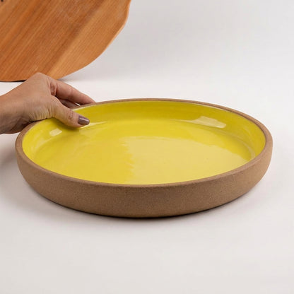 Bandeja redonda sem alça em cerâmica artesanal — tamanho 32CM, argila Cappuccino, esmalte Amarelo Intenso