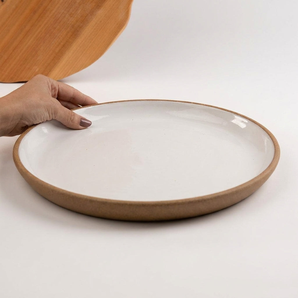 Bandeja redonda sem alça em cerâmica artesanal — tamanho 32CM, argila Cappuccino, esmalte Branco AMME
