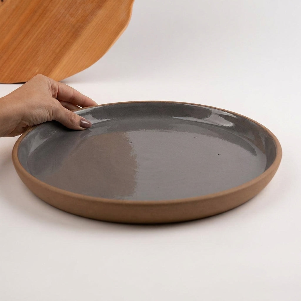 Bandeja redonda sem alça em cerâmica artesanal — tamanho 32CM, argila Cappuccino, esmalte Grafite