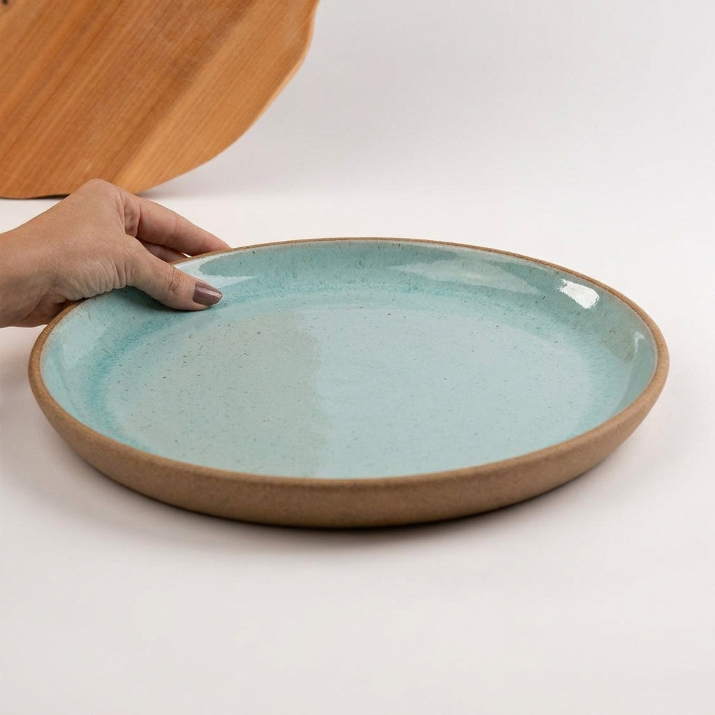 Bandeja redonda sem alça em cerâmica artesanal — tamanho 32CM, argila Cappuccino, esmalte Jujuba