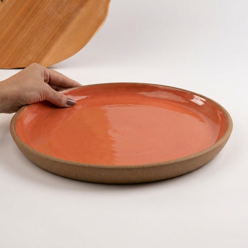Bandeja redonda sem alça em cerâmica artesanal — tamanho 32CM, argila Cappuccino, esmalte Laranja Intenso