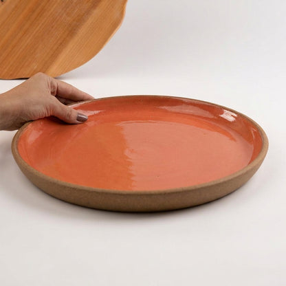 Bandeja redonda sem alça em cerâmica artesanal — tamanho 32CM, argila Cappuccino, esmalte Laranja Intenso