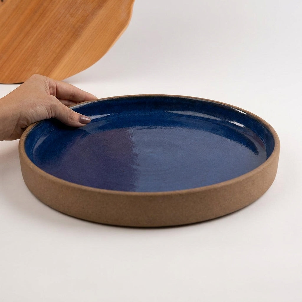 Bandeja redonda sem alça em cerâmica artesanal — tamanho 32CM, argila Cappuccino, esmalte Lazuli