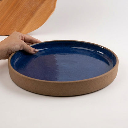 Bandeja redonda sem alça em cerâmica artesanal — tamanho 32CM, argila Cappuccino, esmalte Lazuli