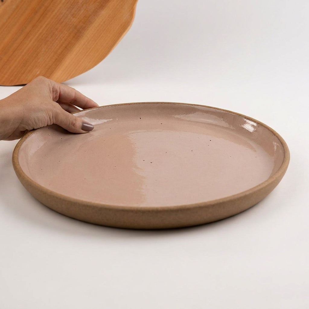 Bandeja redonda sem alça em cerâmica artesanal — tamanho 32CM, argila Cappuccino, esmalte Nude