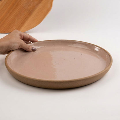 Bandeja redonda sem alça em cerâmica artesanal — tamanho 32CM, argila Cappuccino, esmalte Nude