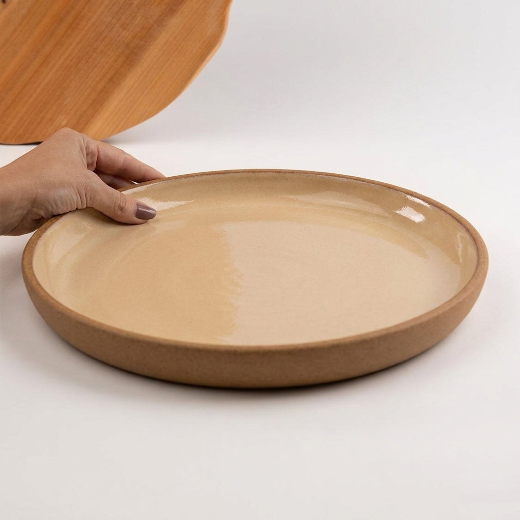Bandeja redonda sem alça em cerâmica artesanal — tamanho 32CM, argila Cappuccino, esmalte Pedra Sabão