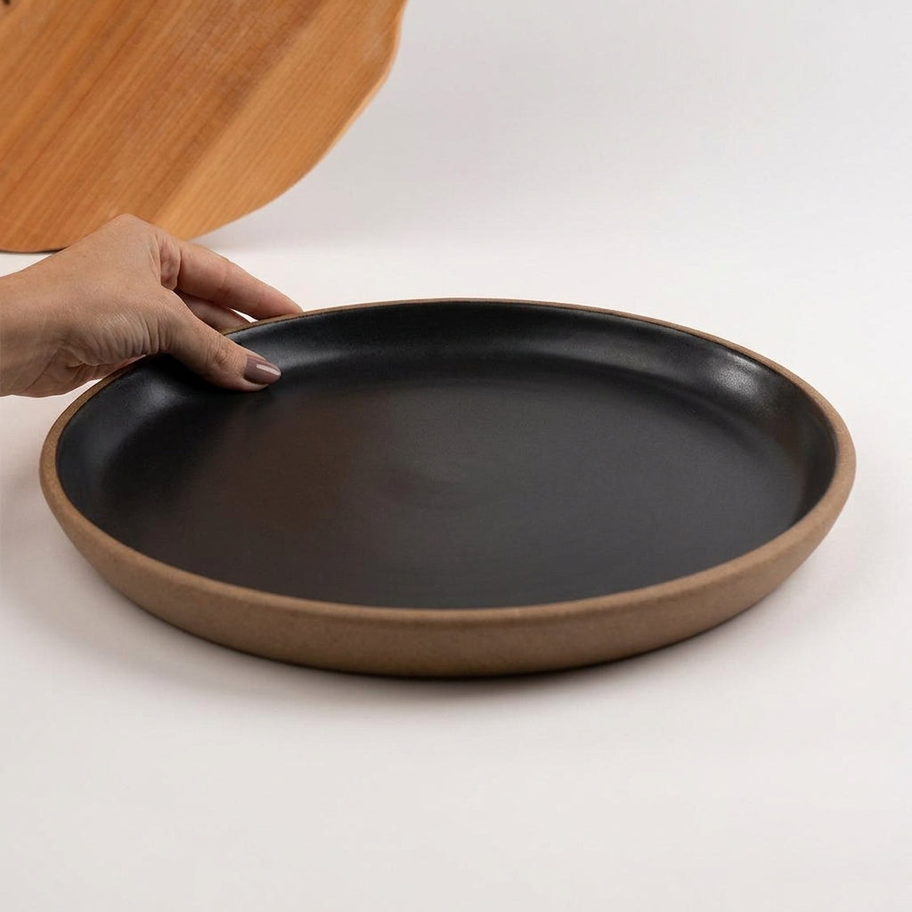 Bandeja redonda sem alça em cerâmica artesanal — tamanho 32CM, argila Cappuccino, esmalte Preto Acetinado