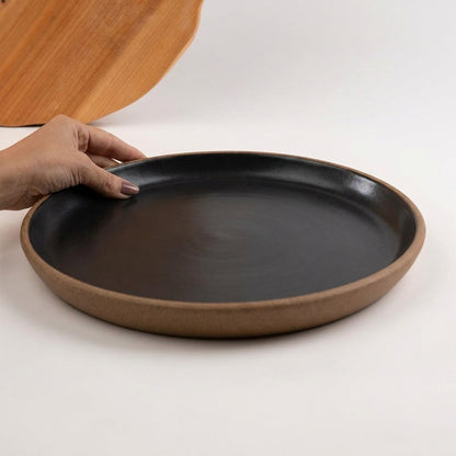 Bandeja redonda sem alça em cerâmica artesanal — tamanho 32CM, argila Cappuccino, esmalte Preto Ébano
