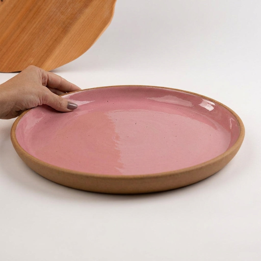 Bandeja redonda sem alça em cerâmica artesanal — tamanho 32CM, argila Cappuccino, esmalte Rosa Barbie