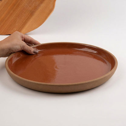 Bandeja redonda sem alça em cerâmica artesanal — tamanho 32CM, argila Cappuccino, esmalte Sol de Terracota