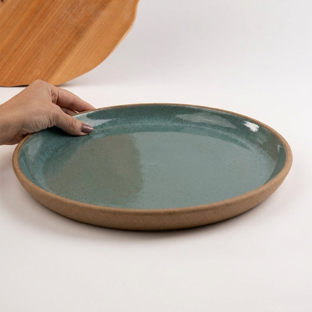 Bandeja redonda sem alça em cerâmica artesanal — tamanho 32CM, argila Cappuccino, esmalte Verde Exército