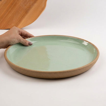 Bandeja redonda sem alça em cerâmica artesanal — tamanho 32CM, argila Cappuccino, esmalte Verde Menta