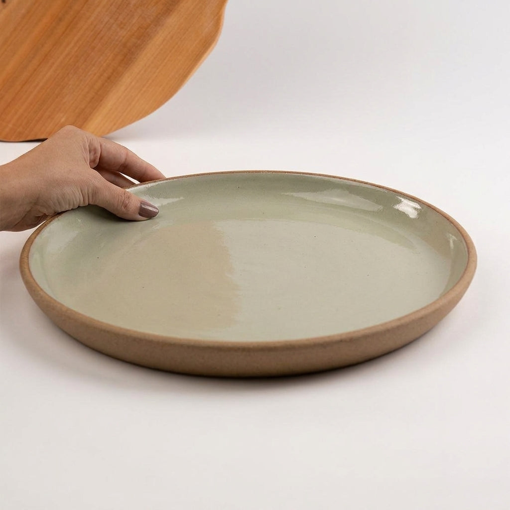 Bandeja redonda sem alça em cerâmica artesanal — tamanho 32CM, argila Cappuccino, esmalte Verde Pompeia