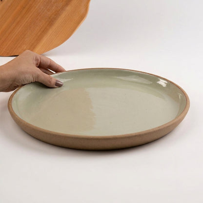 Bandeja redonda sem alça em cerâmica artesanal — tamanho 32CM, argila Cappuccino, esmalte Verde Pompeia