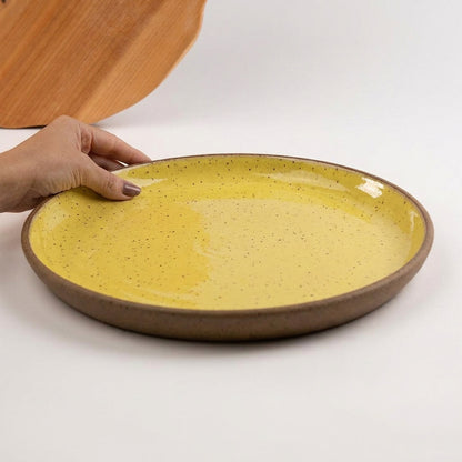 Bandeja redonda sem alça em cerâmica artesanal — tamanho 32CM, argila Flocos, esmalte Amarelo Intenso