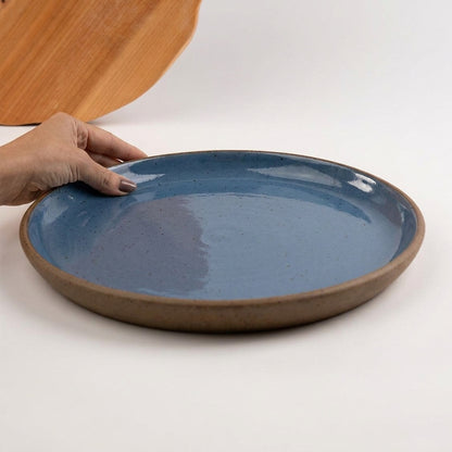 Bandeja redonda sem alça em cerâmica artesanal — tamanho 32CM, argila Flocos, esmalte Azul Safira