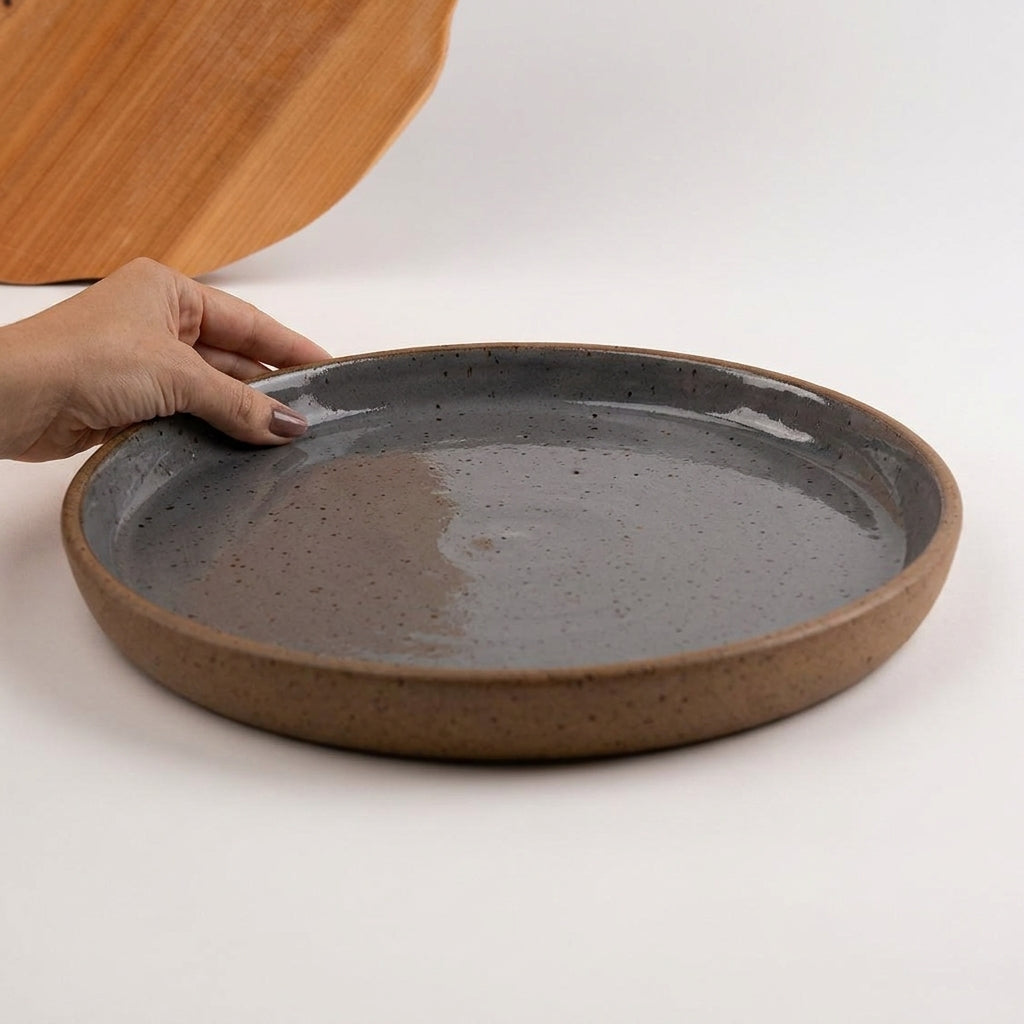 Bandeja redonda sem alça em cerâmica artesanal — tamanho 32CM, argila Flocos, esmalte Grafite