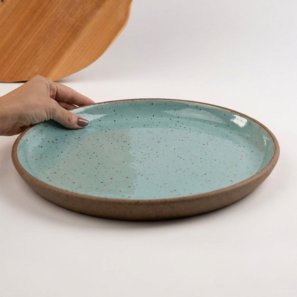 Bandeja redonda sem alça em cerâmica artesanal — tamanho 32CM, argila Flocos, esmalte Jujuba