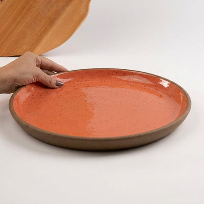 Bandeja redonda sem alça em cerâmica artesanal — tamanho 32CM, argila Flocos, esmalte Laranja Intenso