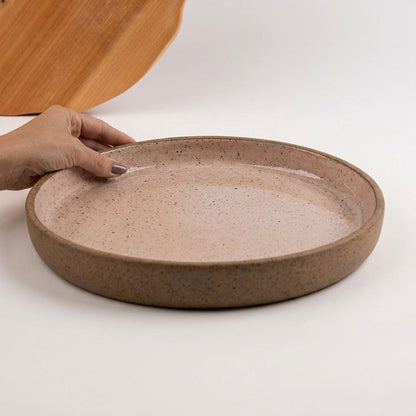 Bandeja redonda sem alça em cerâmica artesanal — tamanho 32CM, argila Flocos, esmalte Nude