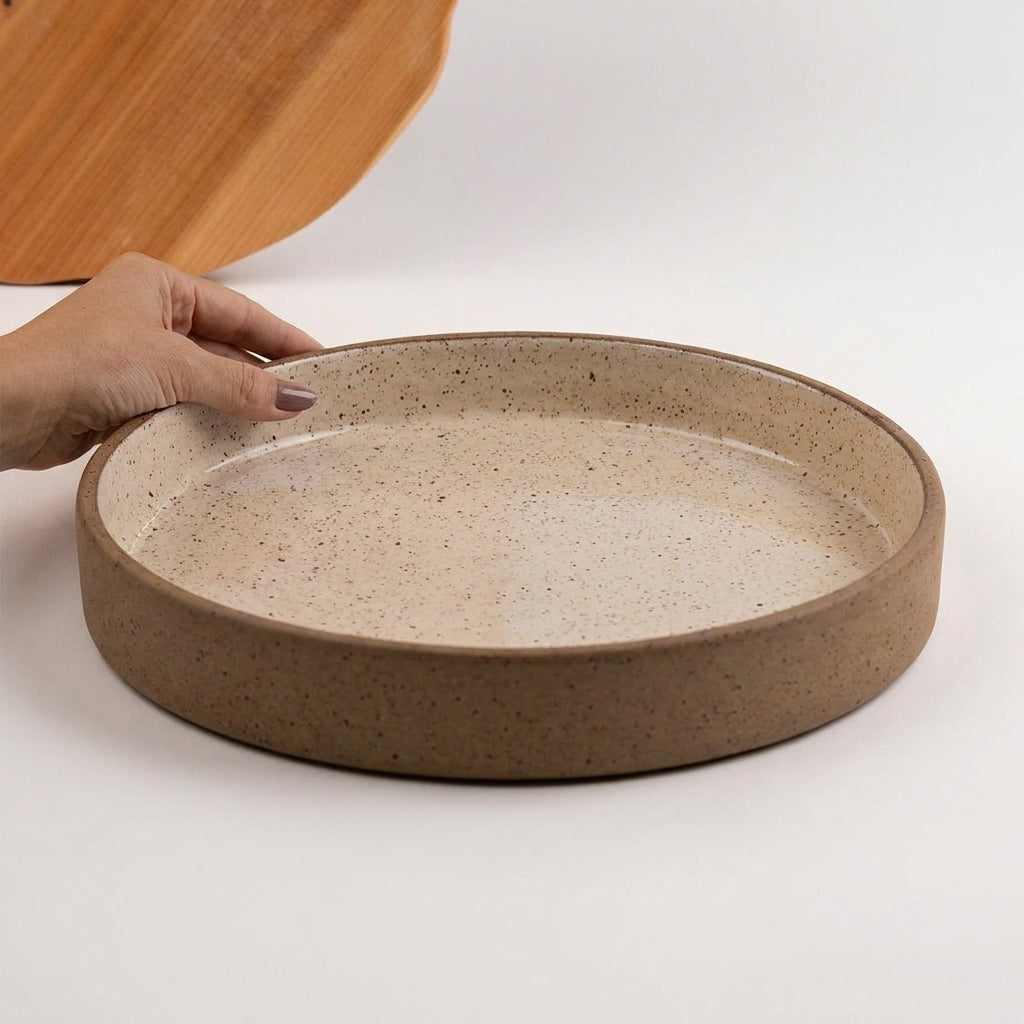 Bandeja redonda sem alça em cerâmica artesanal — tamanho 32CM, argila Flocos, esmalte Pedra Sabão