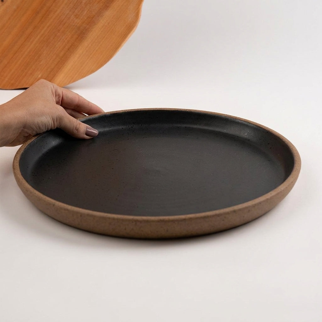 Bandeja redonda sem alça em cerâmica artesanal — tamanho 32CM, argila Flocos, esmalte Preto Ébano
