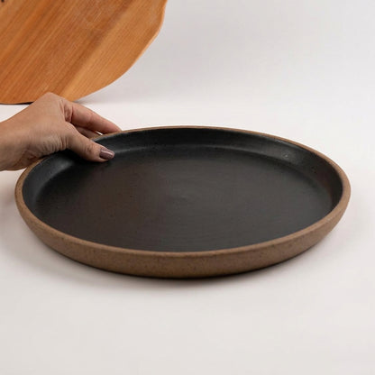 Bandeja redonda sem alça em cerâmica artesanal — tamanho 32CM, argila Flocos, esmalte Preto Ébano