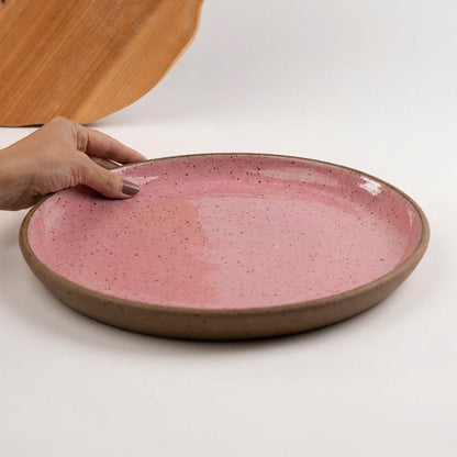 Bandeja redonda sem alça em cerâmica artesanal — tamanho 32CM, argila Flocos, esmalte Rosa Barbie