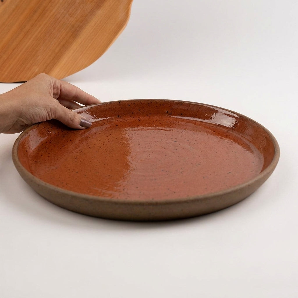 Bandeja redonda sem alça em cerâmica artesanal — tamanho 32CM, argila Flocos, esmalte Sol de Terracota