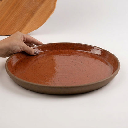 Bandeja redonda sem alça em cerâmica artesanal — tamanho 32CM, argila Flocos, esmalte Sol de Terracota
