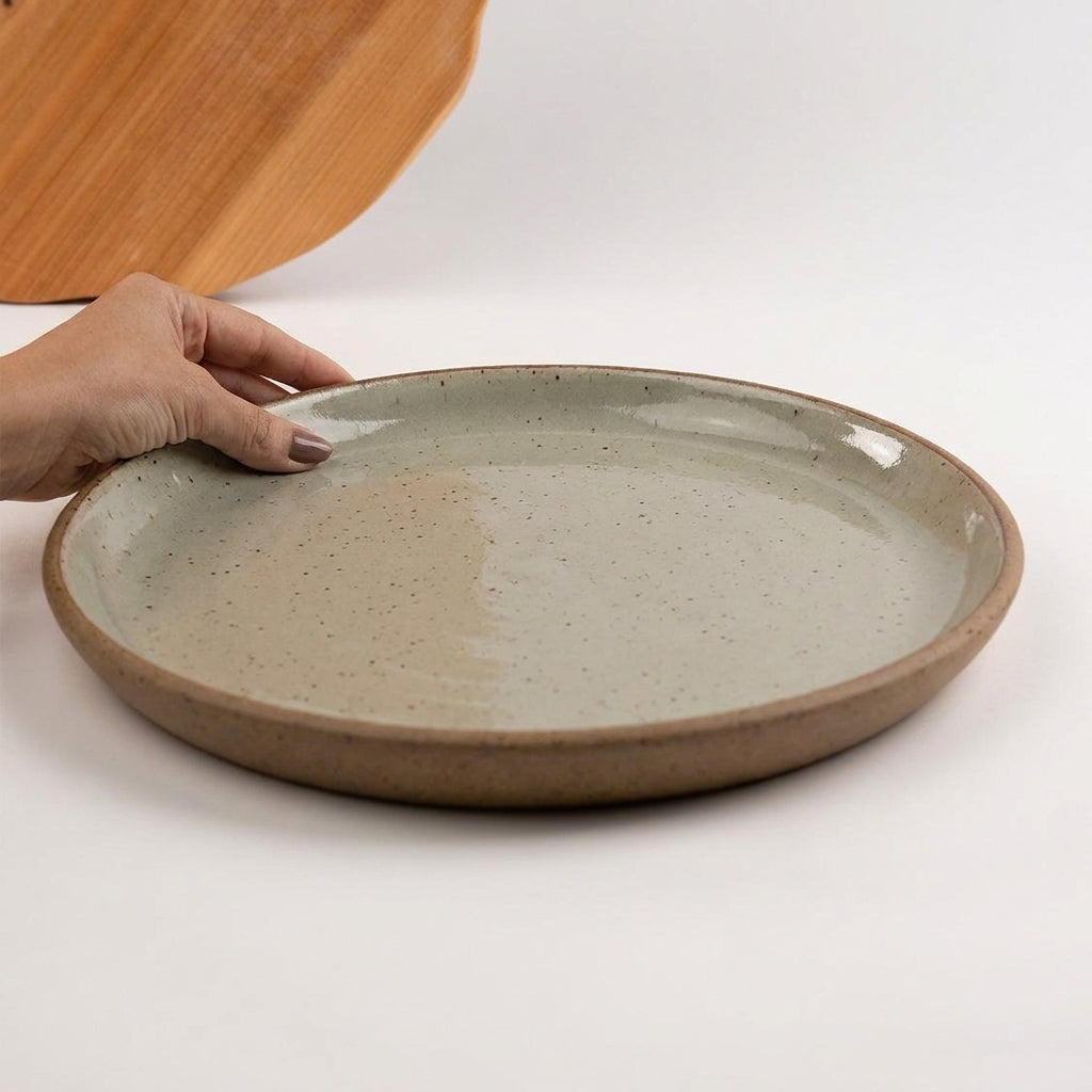 Bandeja redonda sem alça em cerâmica artesanal — tamanho 32CM, argila Flocos, esmalte Verde Pompeia