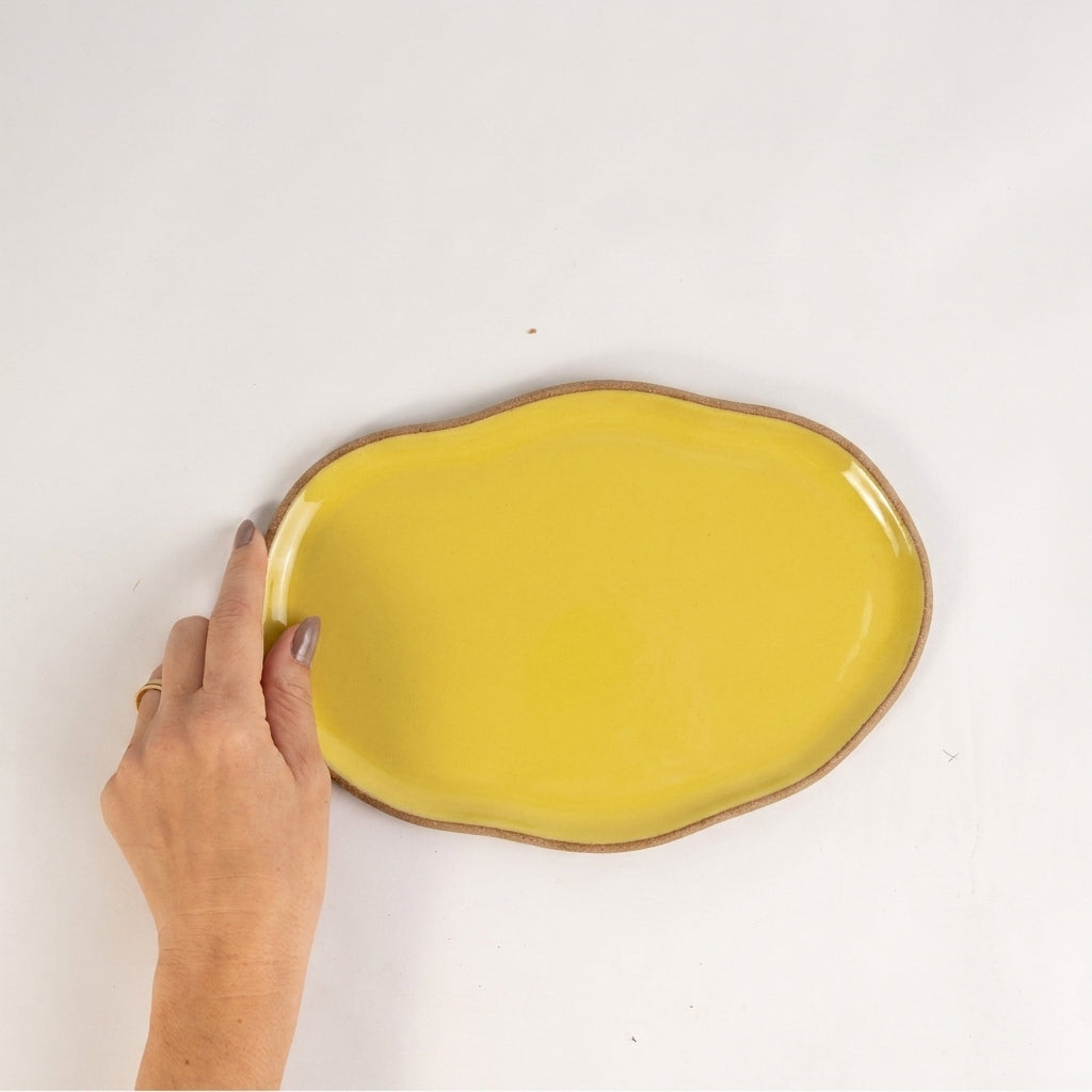 Bandeja retangular orgânica em cerâmica artesanal — tamanho 24cm x 15cm, argila Cappuccino, esmalte Amarelo Intenso