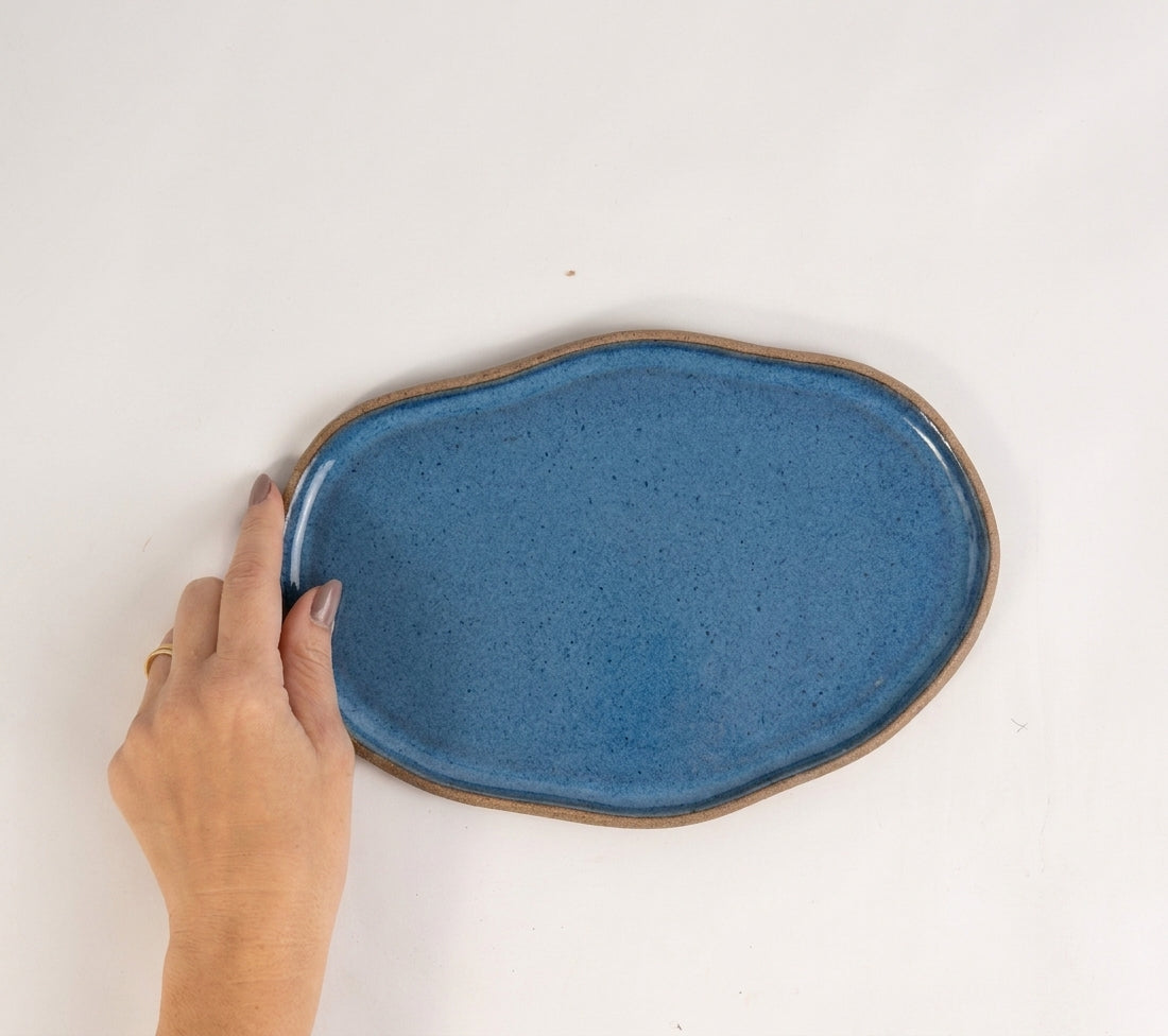 Bandeja retangular orgânica em cerâmica artesanal — tamanho 24cm x 15cm, argila Cappuccino, esmalte Azul Safira