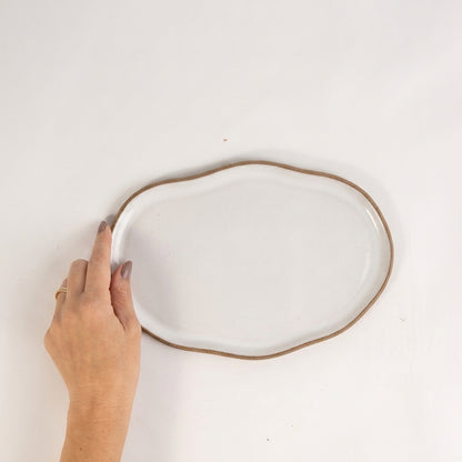 Bandeja retangular orgânica em cerâmica artesanal — tamanho 24cm x 15cm, argila Cappuccino, esmalte Branco AMME