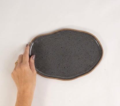 Bandeja retangular orgânica em cerâmica artesanal — tamanho 24cm x 15cm, argila Cappuccino, esmalte Grafite