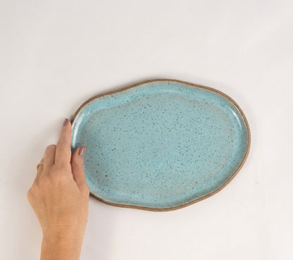 Bandeja retangular orgânica em cerâmica artesanal — tamanho 24cm x 15cm, argila Cappuccino, esmalte Jujuba