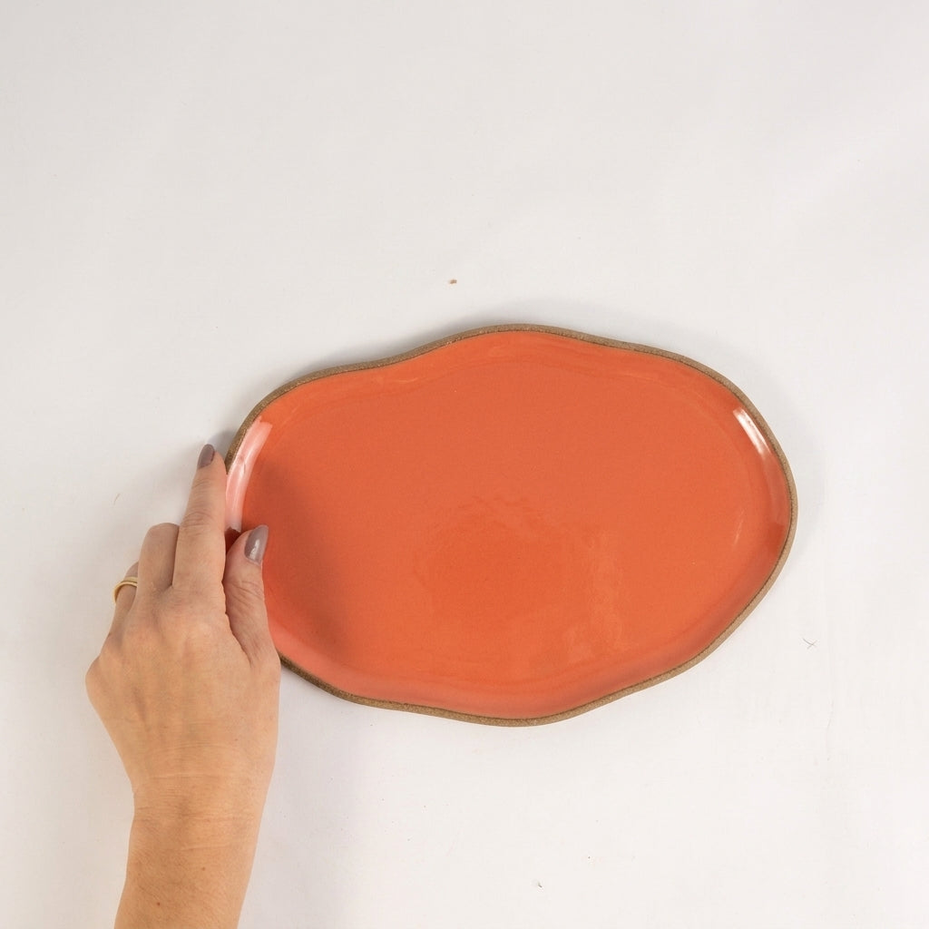 Bandeja retangular orgânica em cerâmica artesanal — tamanho 24cm x 15cm, argila Cappuccino, esmalte Laranja Intenso