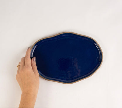 Bandeja retangular orgânica em cerâmica artesanal — tamanho 24cm x 15cm, argila Cappuccino, esmalte Lazuli