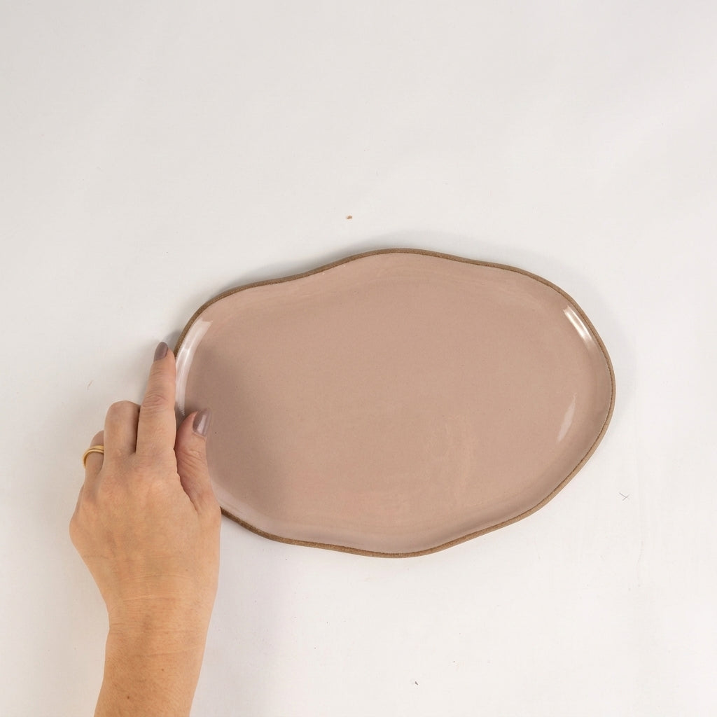 Bandeja retangular orgânica em cerâmica artesanal — tamanho 24cm x 15cm, argila Cappuccino, esmalte Nude
