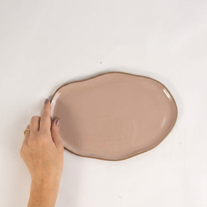 Bandeja retangular orgânica em cerâmica artesanal — tamanho 24cm x 15cm, argila Cappuccino, esmalte Nude