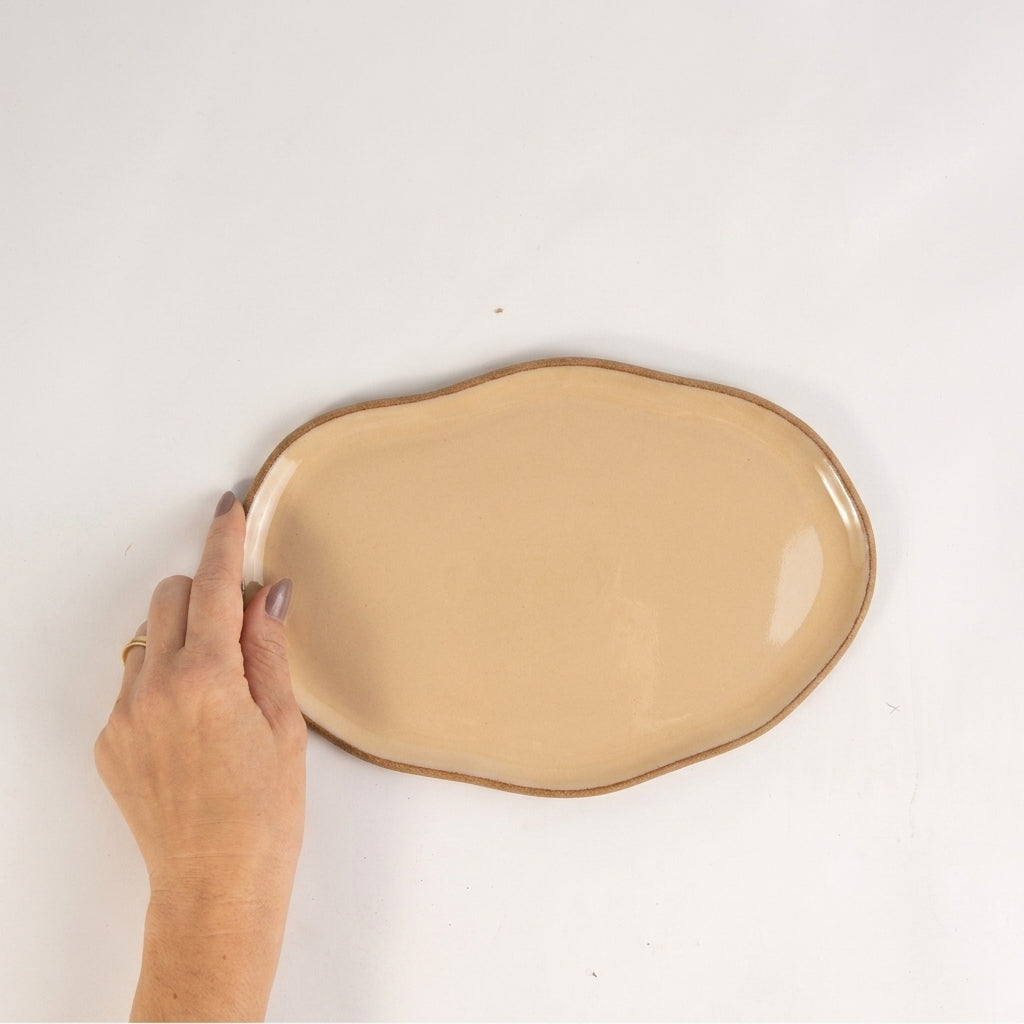 Bandeja retangular orgânica em cerâmica artesanal — tamanho 24cm x 15cm, argila Cappuccino, esmalte Pedra Sabão