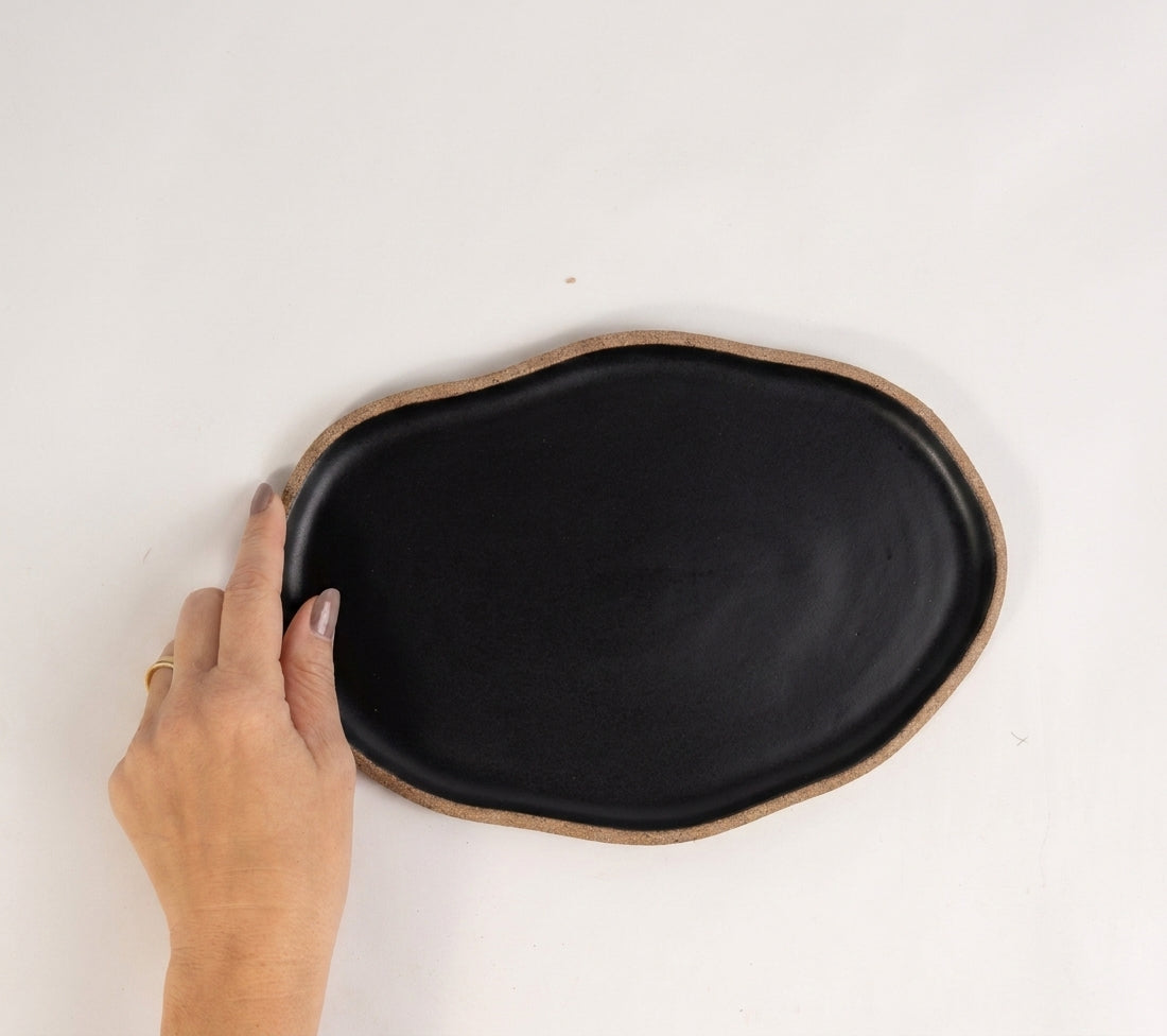 Bandeja retangular orgânica em cerâmica artesanal — tamanho 24cm x 15cm, argila Cappuccino, esmalte Preto Acetinado