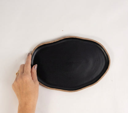 Bandeja retangular orgânica em cerâmica artesanal — tamanho 24cm x 15cm, argila Cappuccino, esmalte Preto Acetinado