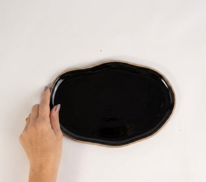 Bandeja retangular orgânica em cerâmica artesanal — tamanho 24cm x 15cm, argila Cappuccino, esmalte Preto Ébano
