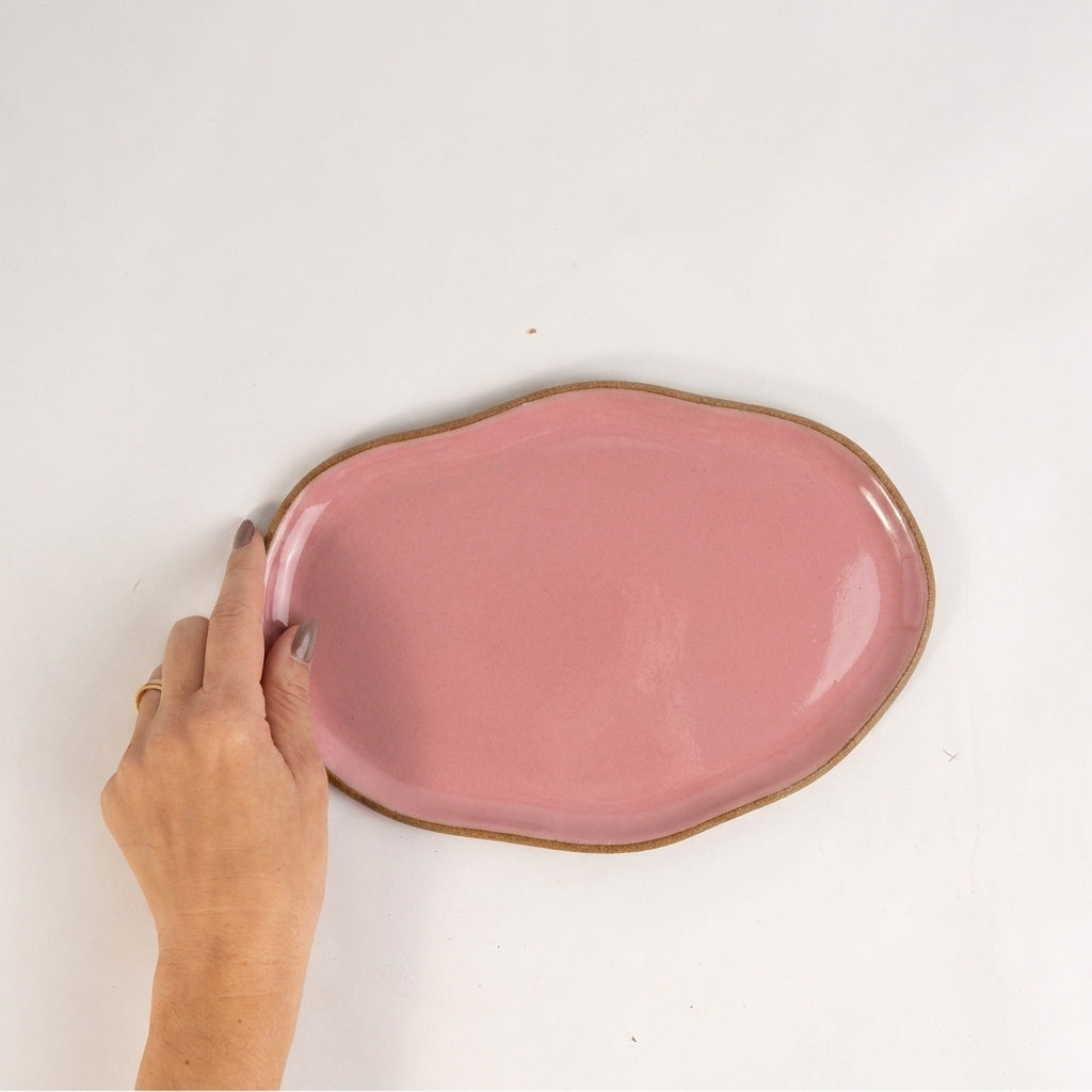 Bandeja retangular orgânica em cerâmica artesanal — tamanho 24cm x 15cm, argila Cappuccino, esmalte Rosa Barbie