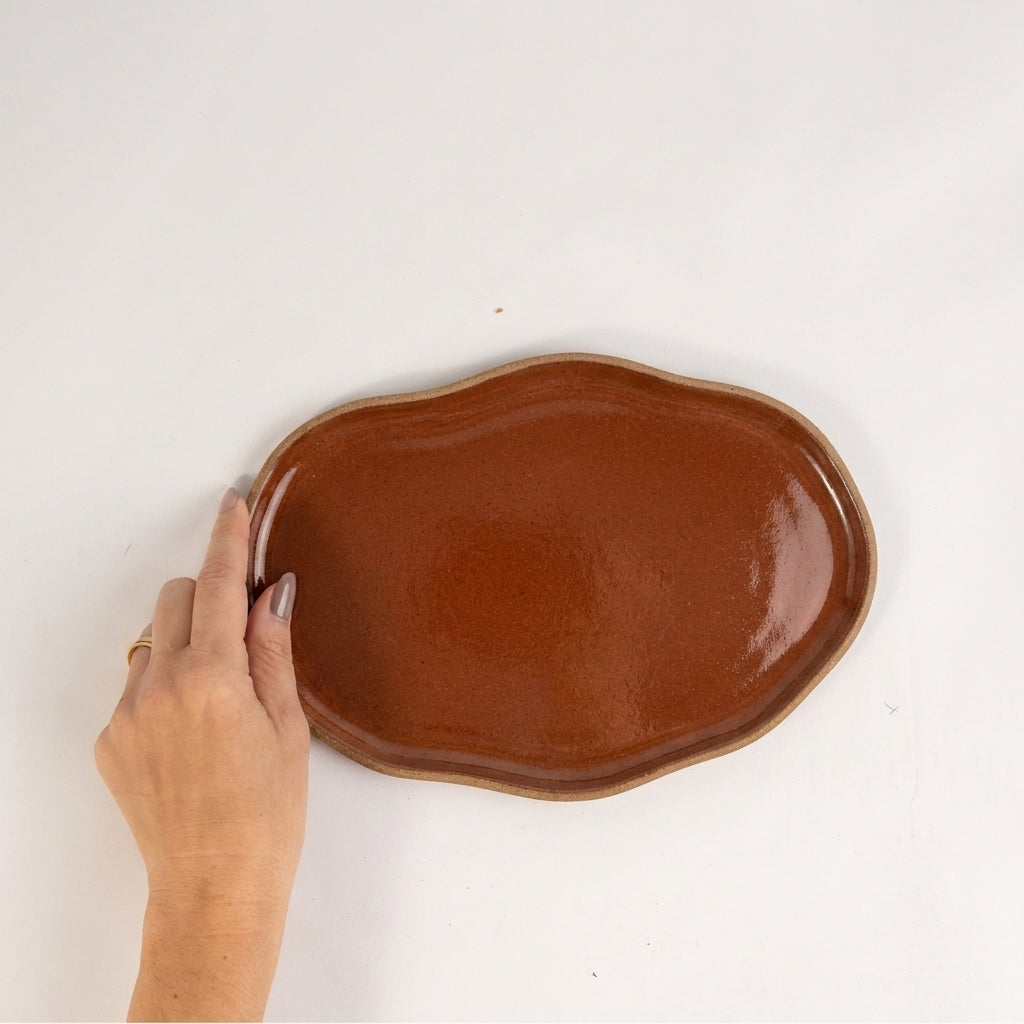 Bandeja retangular orgânica em cerâmica artesanal — tamanho 24cm x 15cm, argila Cappuccino, esmalte Sol de Terracota