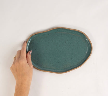 Bandeja retangular orgânica em cerâmica artesanal — tamanho 24cm x 15cm, argila Cappuccino, esmalte Verde Exército