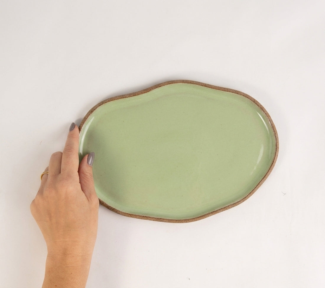 Bandeja retangular orgânica em cerâmica artesanal — tamanho 24cm x 15cm, argila Cappuccino, esmalte Verde Menta