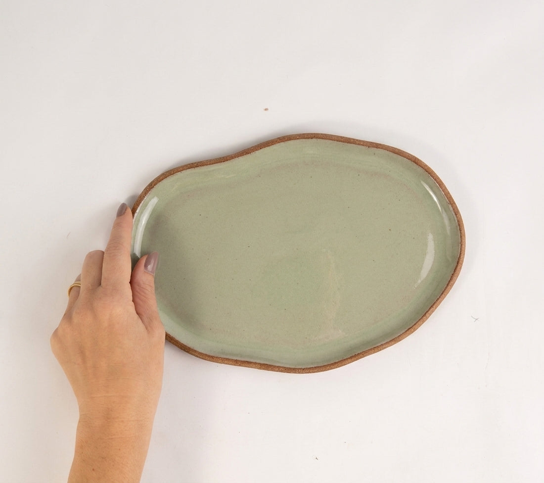 Bandeja retangular orgânica em cerâmica artesanal — tamanho 24cm x 15cm, argila Cappuccino, esmalte Verde Pompeia
